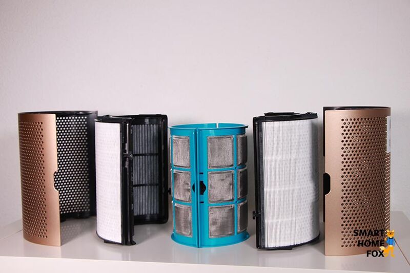 HEPA-фильтр с активированным углем и каталитический фильтр воздухоочистителя Dyson Purifier Cool расположены друг напротив друга на полке.